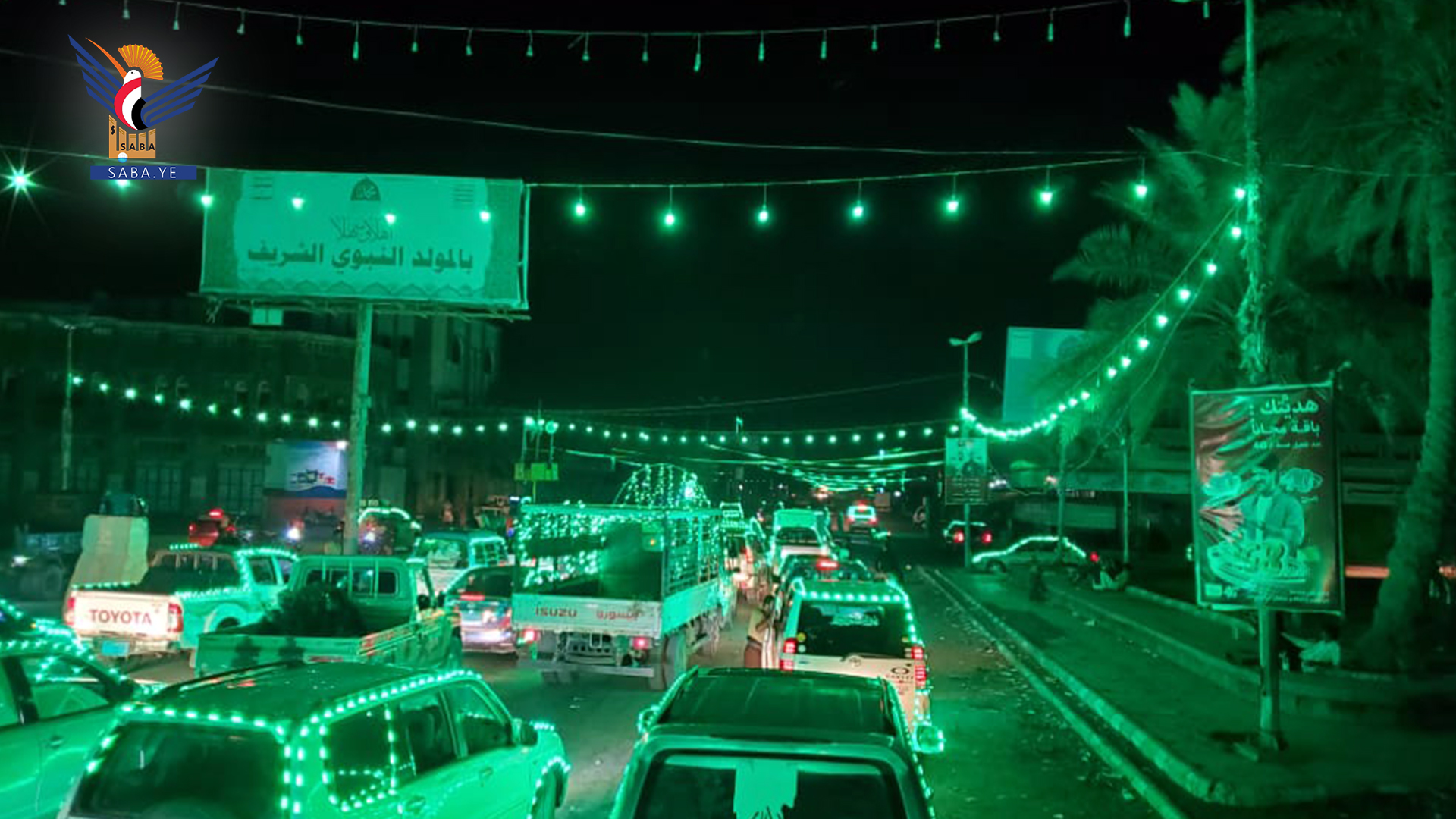مئات السيارات والدراجات المضيئة بالأنوار المحمدية تجوب شوارع الحديدة